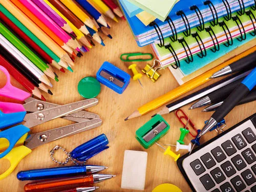 Materiais escolares e de papelaria coloridos na Papelaria Cassiana